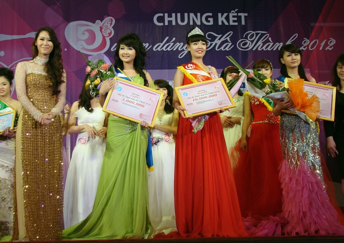 Hoa hậu thân thiện 2008, Thùy Linh trao vương miện cho hoa khôi. Thu Trang hoàn toàn xứng đáng với danh hiệu gương măt đại diện cho nữ sinh Hà thành